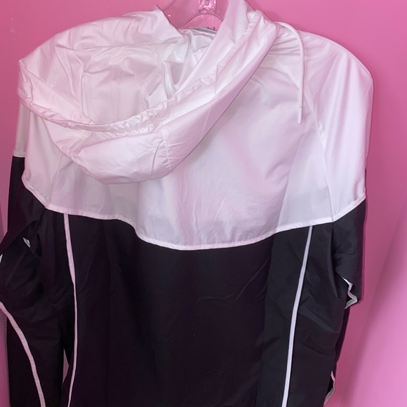 Nike Women’s Sport’s Windbreaker White and Black - Picture 2 of 2